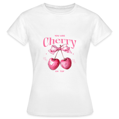 Cherry on Top T-Shirt – Süßes Kirschen Design | Verspieltes Statement Shirt mit Schleife & Herzchen - Weiß
