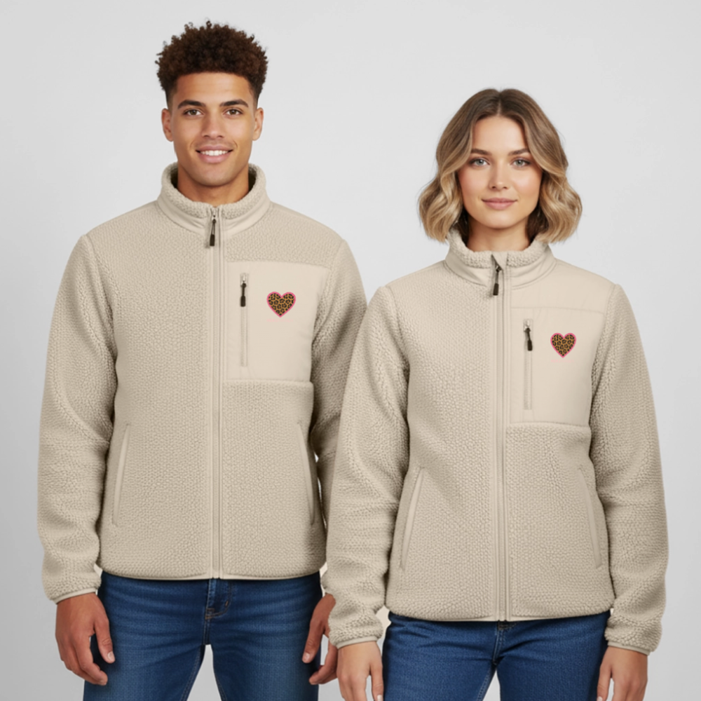 Unisex Sherpa Jacke „Leopard Heart“ – Unisex, Relaxed Fit, 100% recyceltes Polyester - Beige
