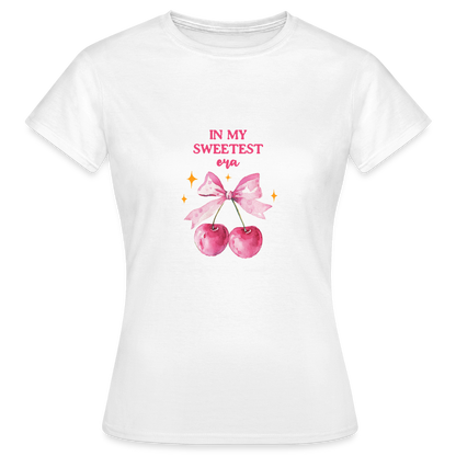In My Sweetest Era T-Shirt – Coquette Cherry Shirt mit Schleife | Cute Aesthetic Tee - Weiß